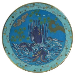 Ancienne assiette japonaise en émail cloisonné, poisson carpe, porte du dragon