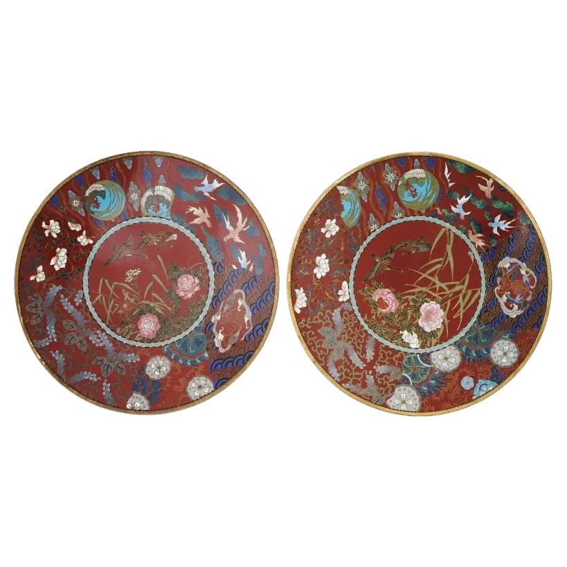 Paire d'assiettes de service en émail cloisonné japonais ancien rouge, oies volantes