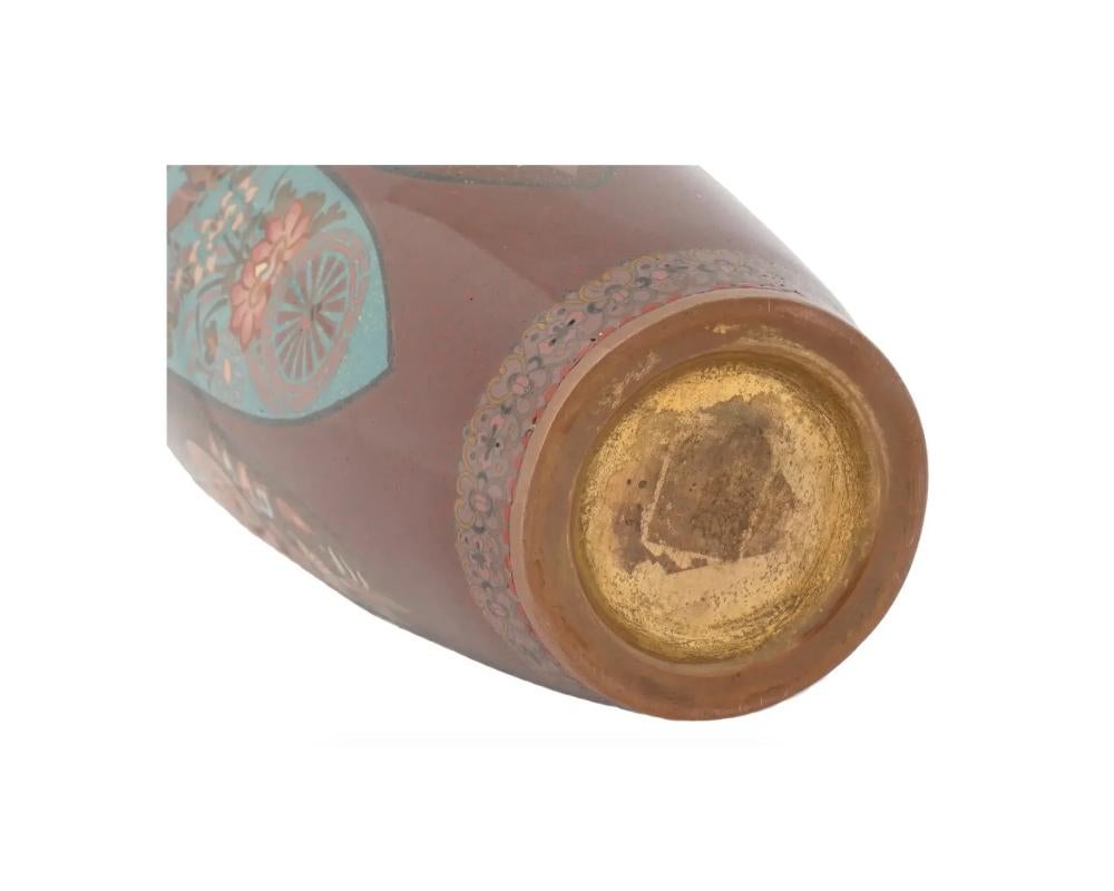 Antico vaso giapponese con smalto cloisonne e pietre d'oro In condizioni buone in vendita a New York, NY