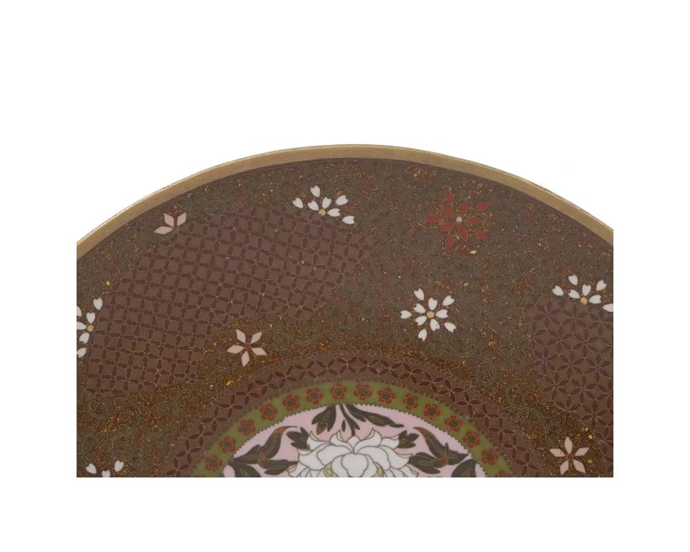 Cloisonné Assiette de présentation japonaise ancienne en émail cloisonné, pierre d'or et motifs géométriques roses en vente