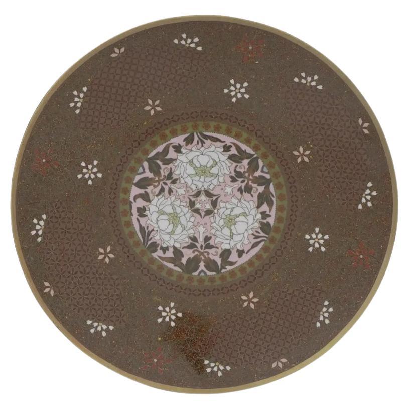 Assiette de présentation japonaise ancienne en émail cloisonné, pierre d'or et motifs géométriques roses en vente