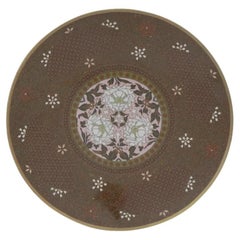 Assiette de présentation japonaise ancienne en émail cloisonné, pierre d'or et motifs géométriques roses