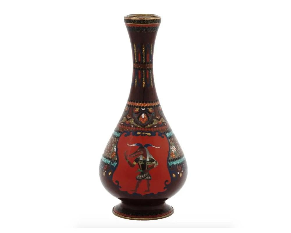 Rare vase japonais ancien en émail de l'ère Meiji. Le vase a un corps de forme globulaire et un long col.

L'extérieur du vase est orné de médaillons représentant une figure égyptienne et un oiseau phénix entourés de motifs floraux, de feuillages et