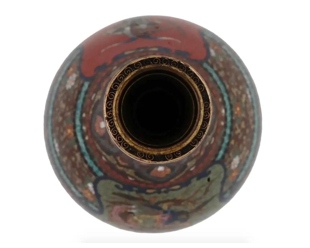 Cloisonné Vase japonais ancien en émail cloisonné représentant une figure égyptienne en vente