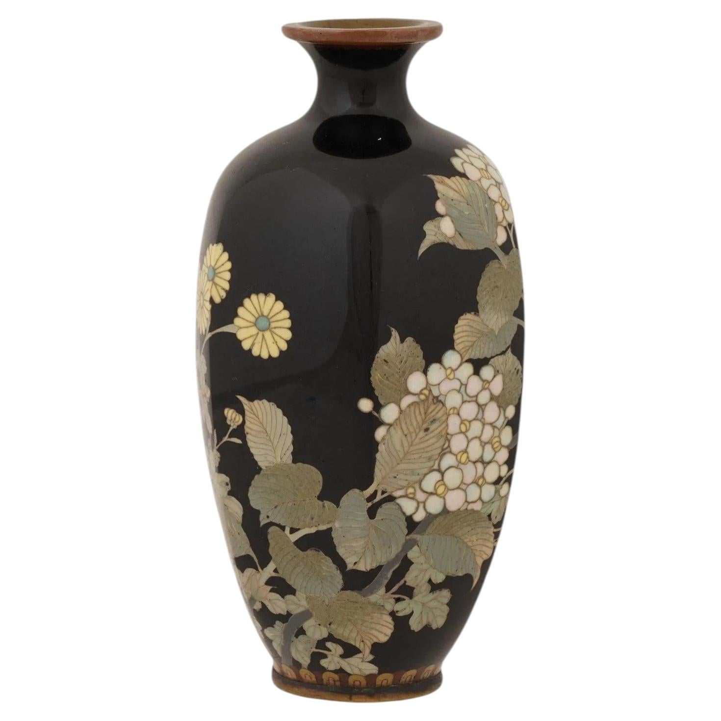 Antico vaso giapponese di ortensie smaltate a cloisonne periodo Meiji in vendita
