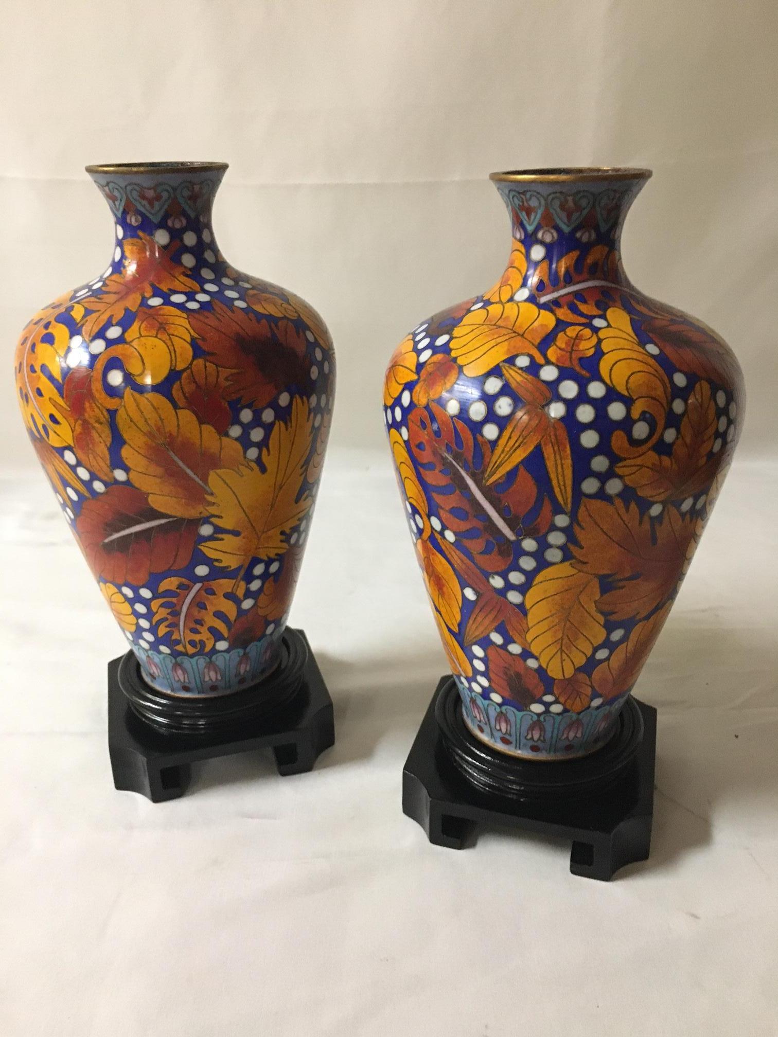 Petite paire de vases Meiji japonais anciens en émail cloisonné en vente 2