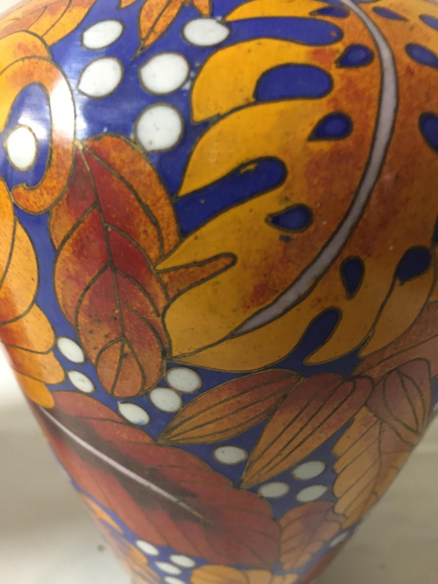 Cette paire de vases anciens en bronze japonais de la période Meiji est décorée d'émail selon la technique du cloisonnement. Deux vases assortis avec un motif en relief en émail cloisonné, formant un ensemble. Toute la surface de chaque vase est