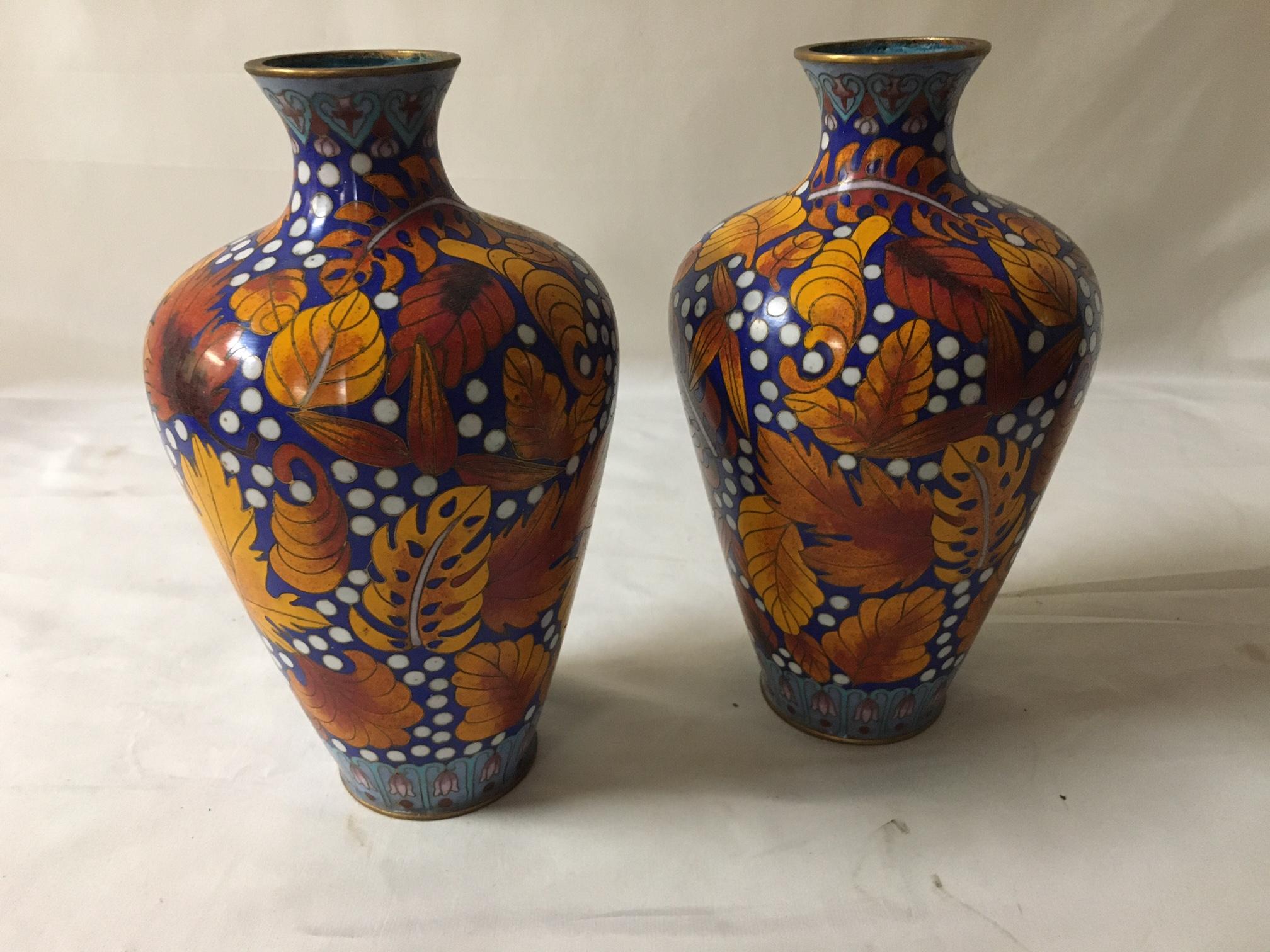 Anglo-japonais Petite paire de vases Meiji japonais anciens en émail cloisonné en vente