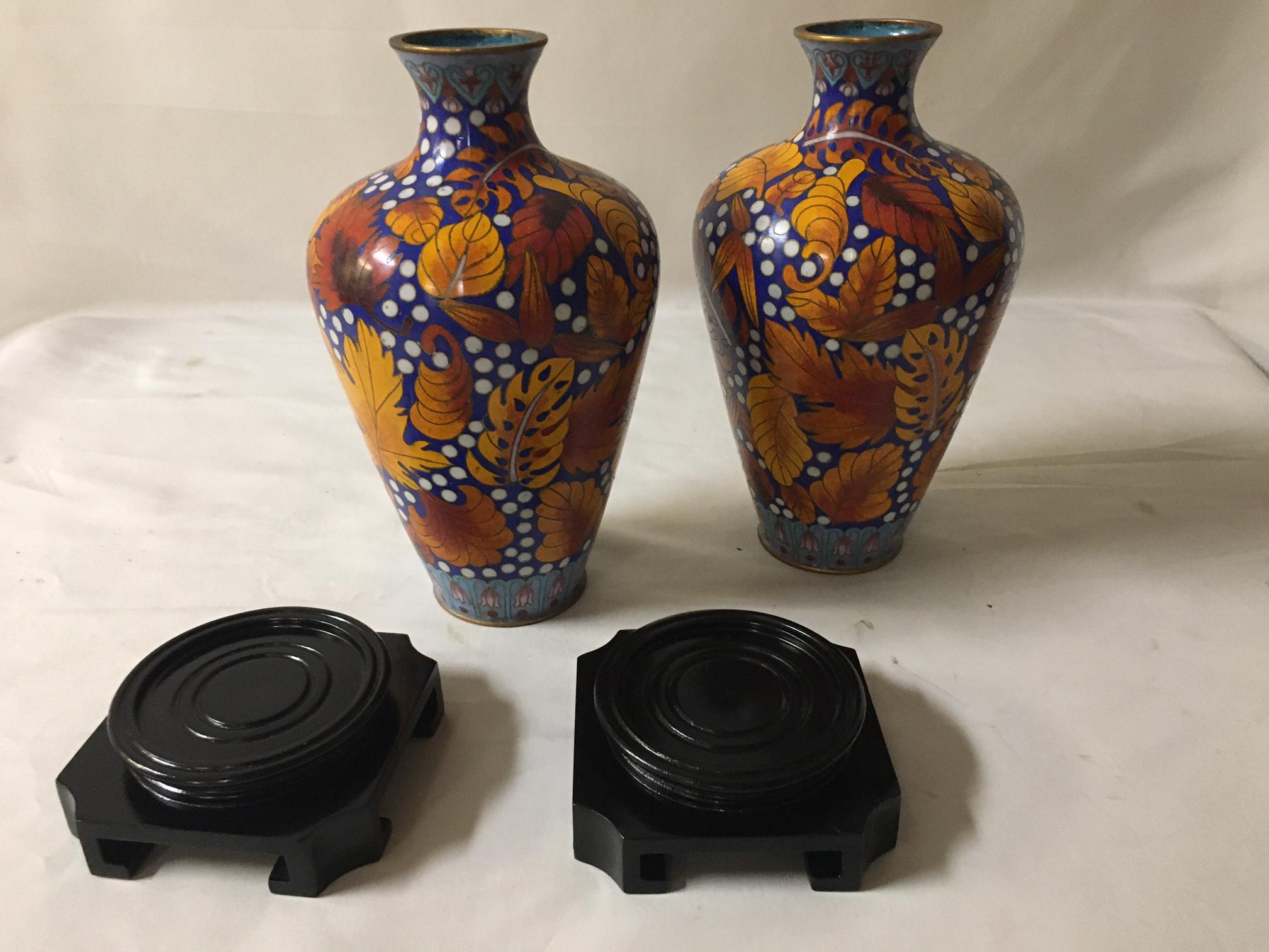 Japonais Petite paire de vases Meiji japonais anciens en émail cloisonné en vente