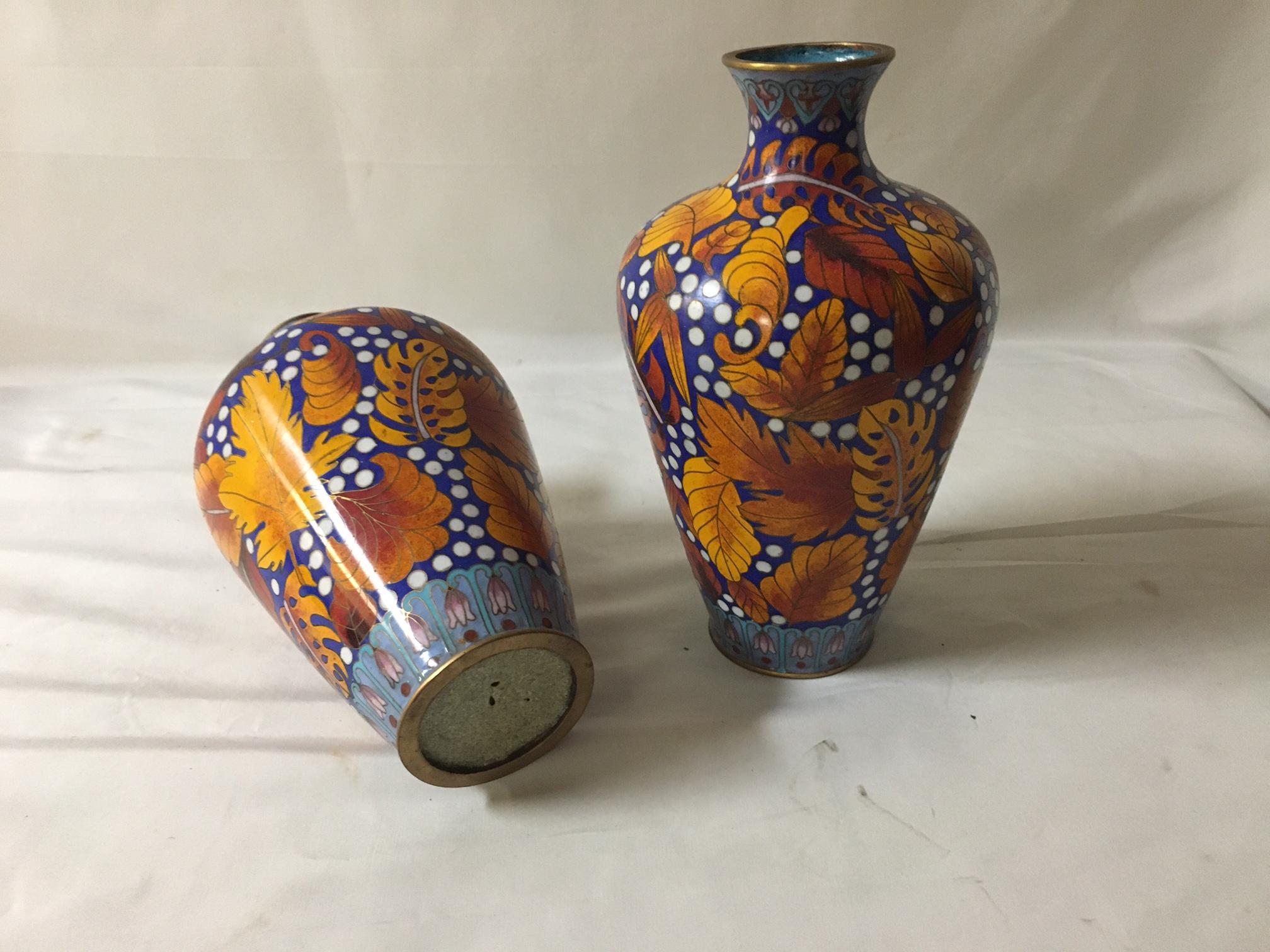 Cloisonné Petite paire de vases Meiji japonais anciens en émail cloisonné en vente