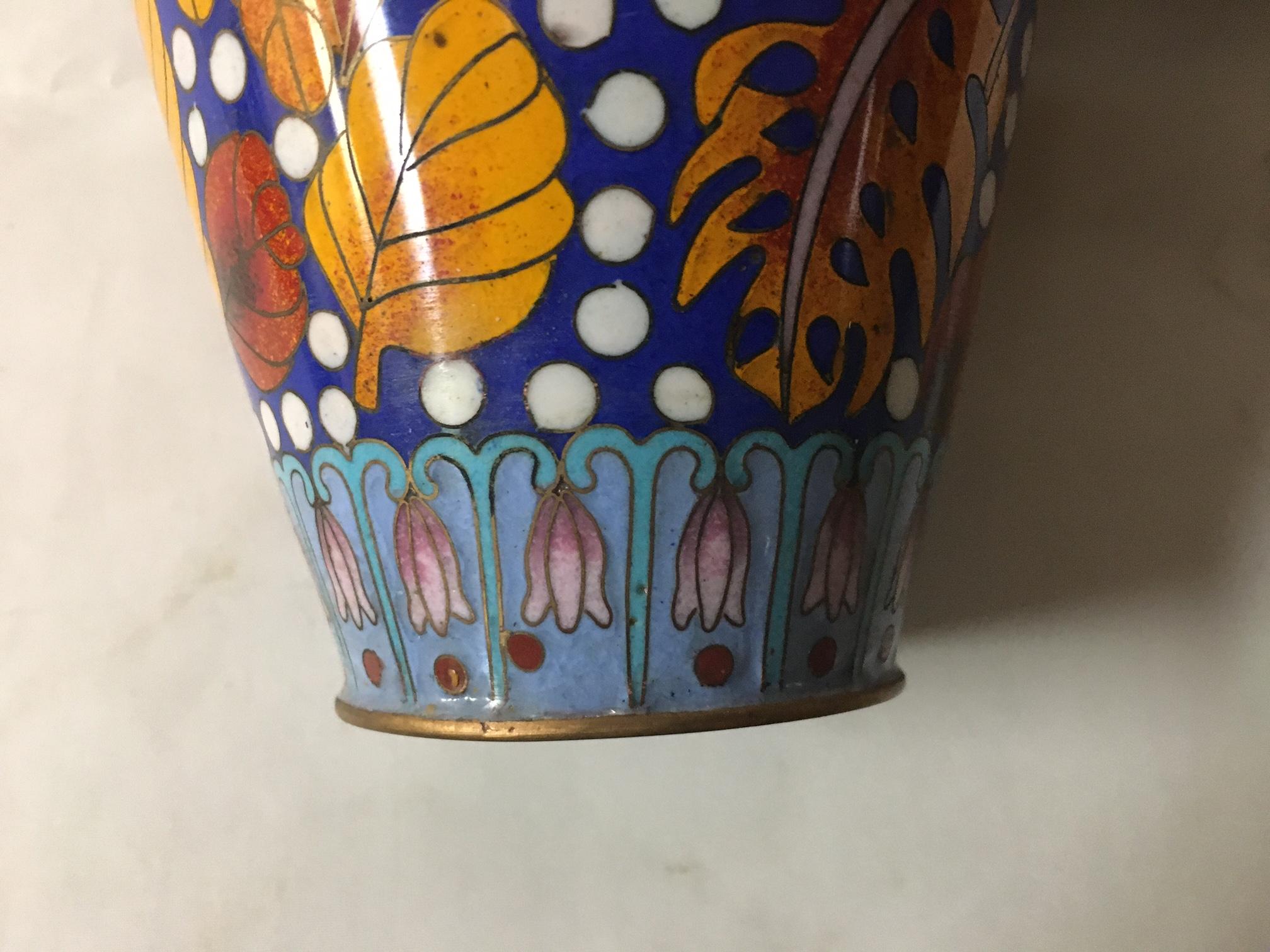 Petite paire de vases Meiji japonais anciens en émail cloisonné Bon état - En vente à Savannah, GA