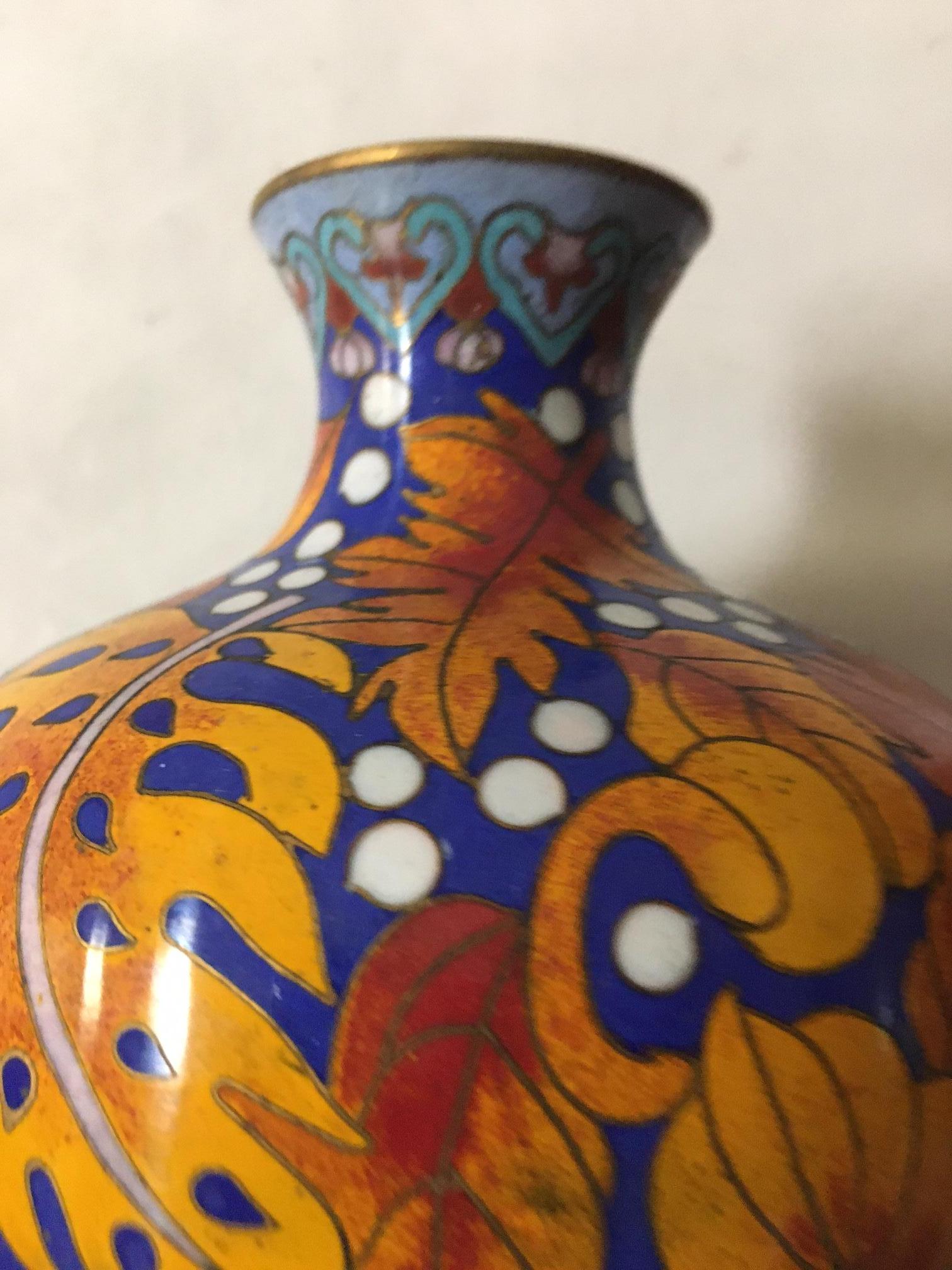 Début du 20ème siècle Petite paire de vases Meiji japonais anciens en émail cloisonné en vente