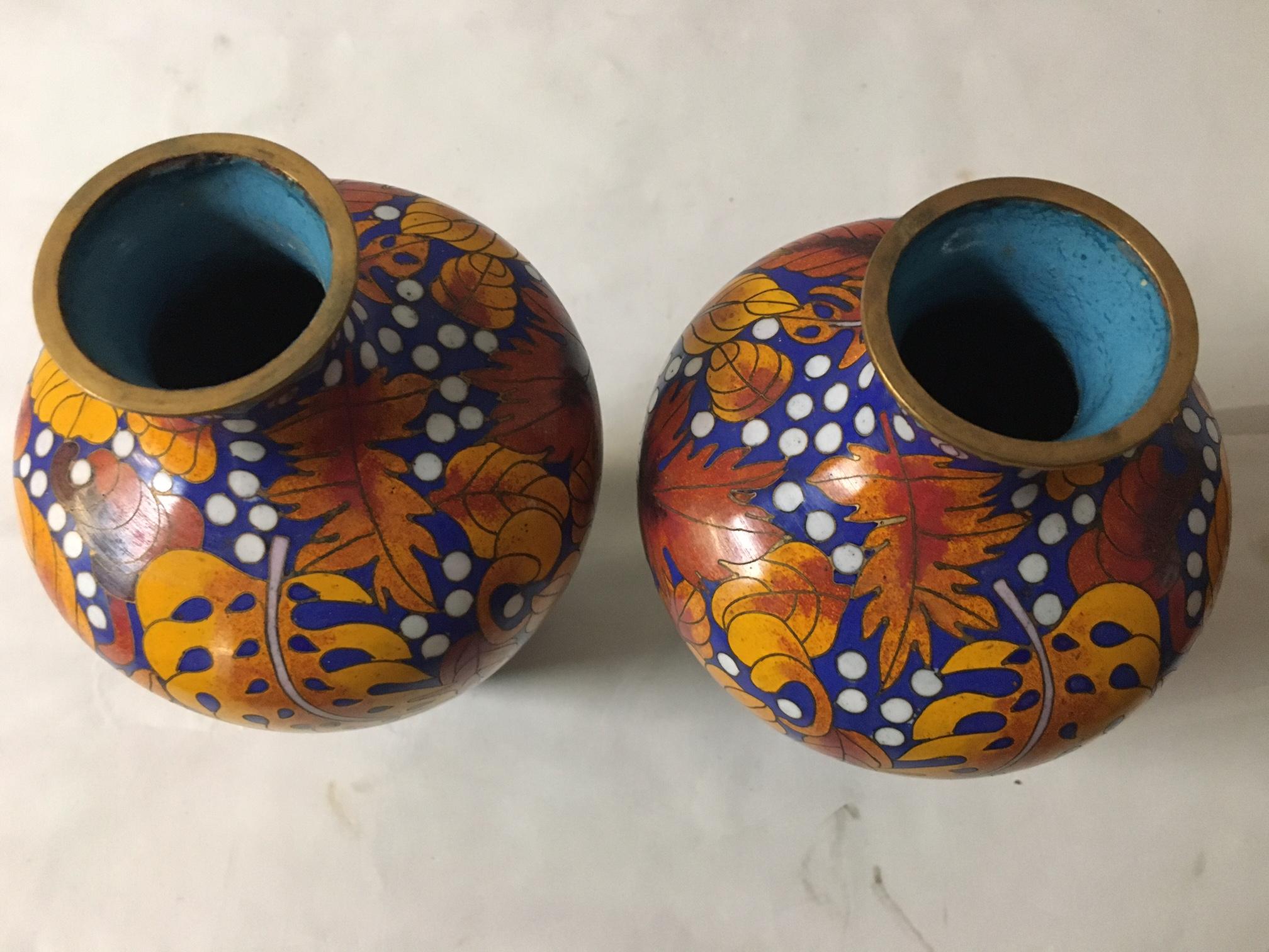 Émail Petite paire de vases Meiji japonais anciens en émail cloisonné en vente