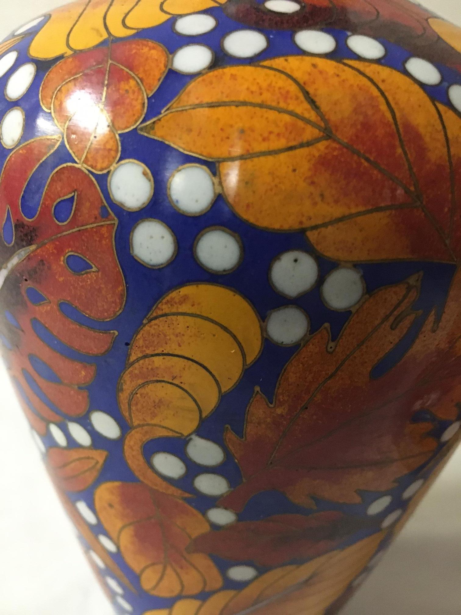 Petite paire de vases Meiji japonais anciens en émail cloisonné en vente 1