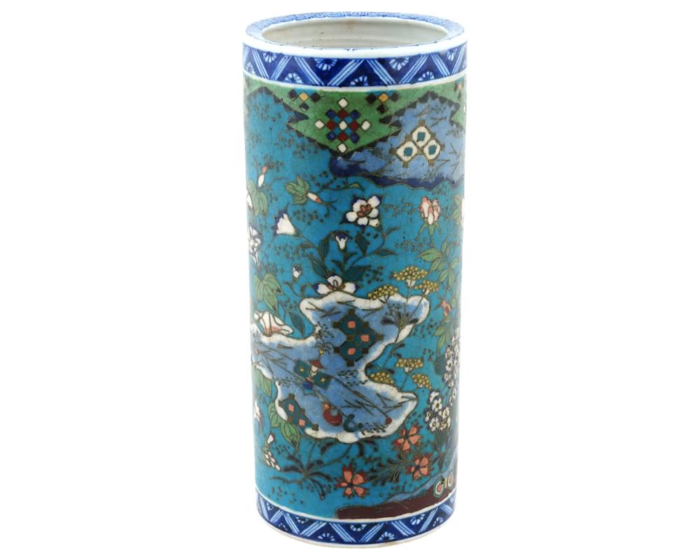 Antico vaso di porcellana giapponese con disegno policromo. Periodo Meiji, circa 1870 Forma del cilindro. Cerchi dipinti a mano con motivi blu e bianchi. Ornamenti floreali e geometrici in smalto cloisonne in una tavolozza di colori blu e verde.