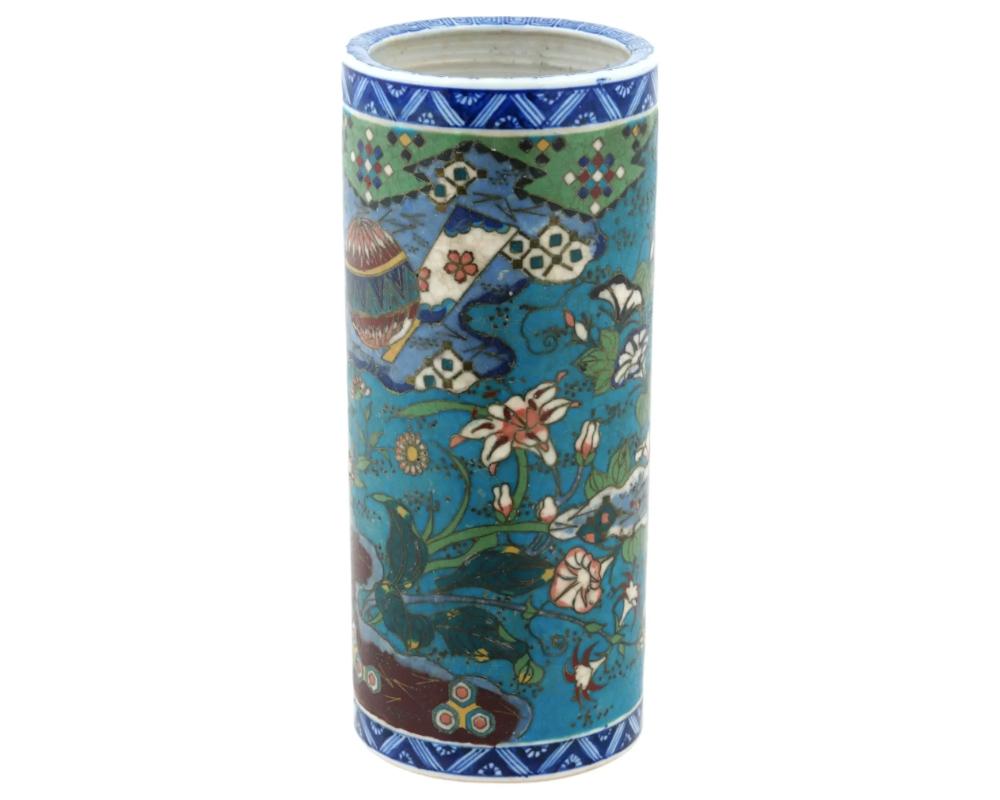 Meiji Antico vaso floreale giapponese con smalto Cloisonne su porcellana in vendita