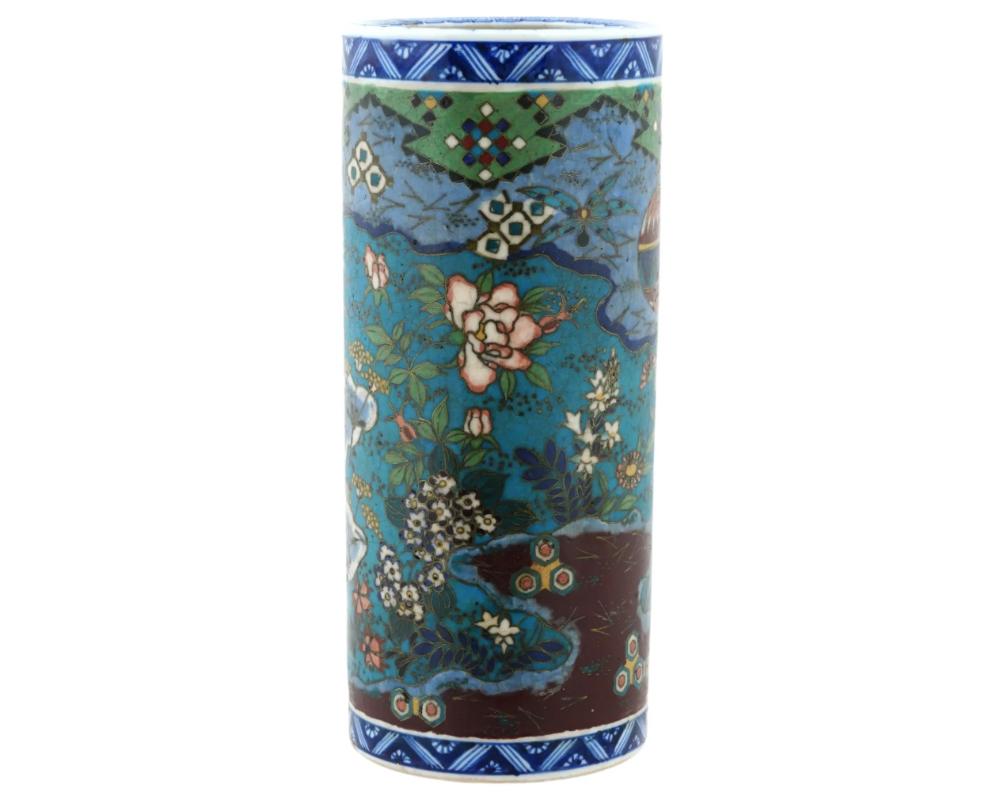 Giapponese Antico vaso floreale giapponese con smalto Cloisonne su porcellana in vendita