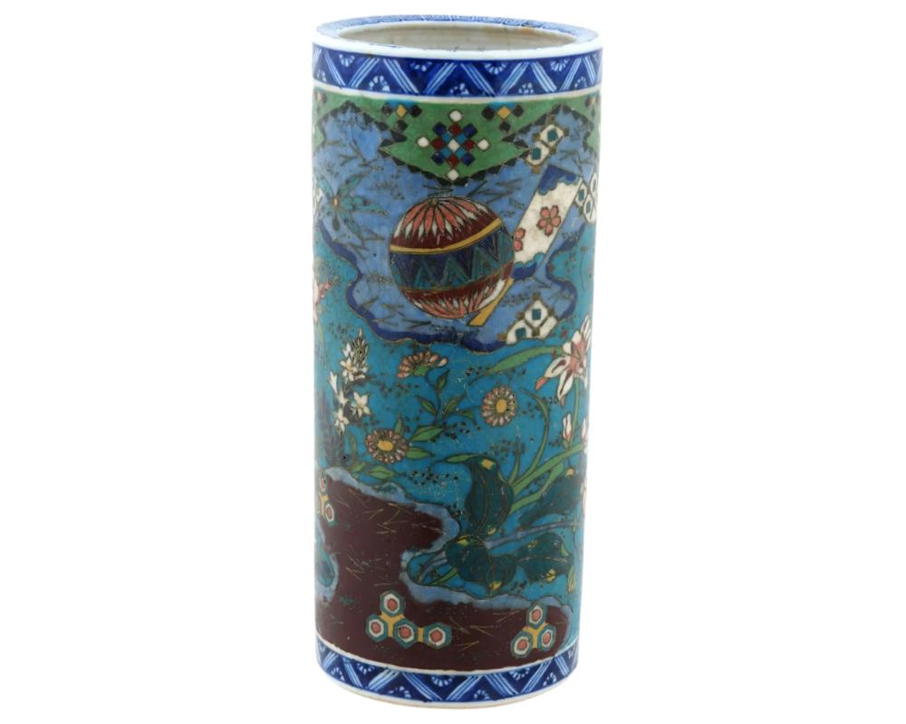 Antico vaso floreale giapponese con smalto Cloisonne su porcellana In condizioni buone in vendita a New York, NY