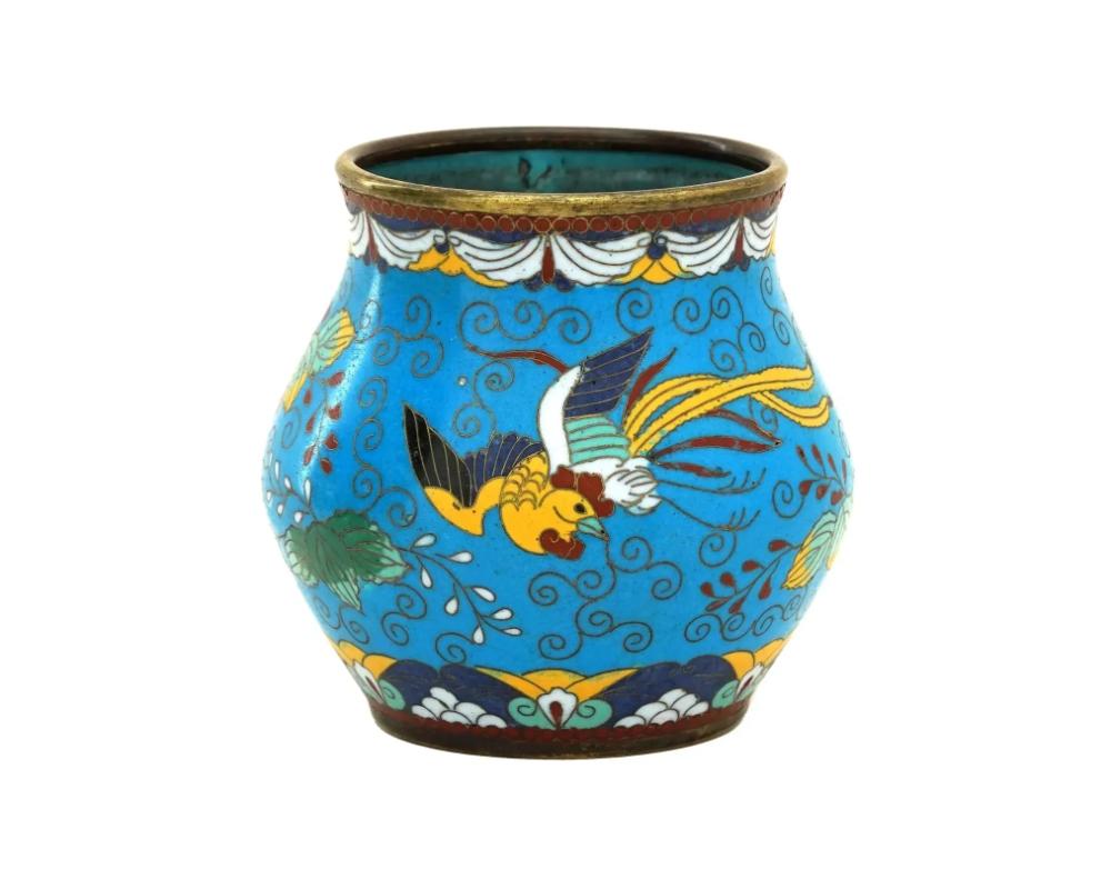 Vase ancien japonais, de l'ère Meiji, en émail sur cuivre. L'extérieur de la vaisselle est émaillé d'un motif polychrome représentant des oiseaux Phénix entourés de rinceaux et de motifs de feuillage réalisés selon la technique du cloisonné. Le