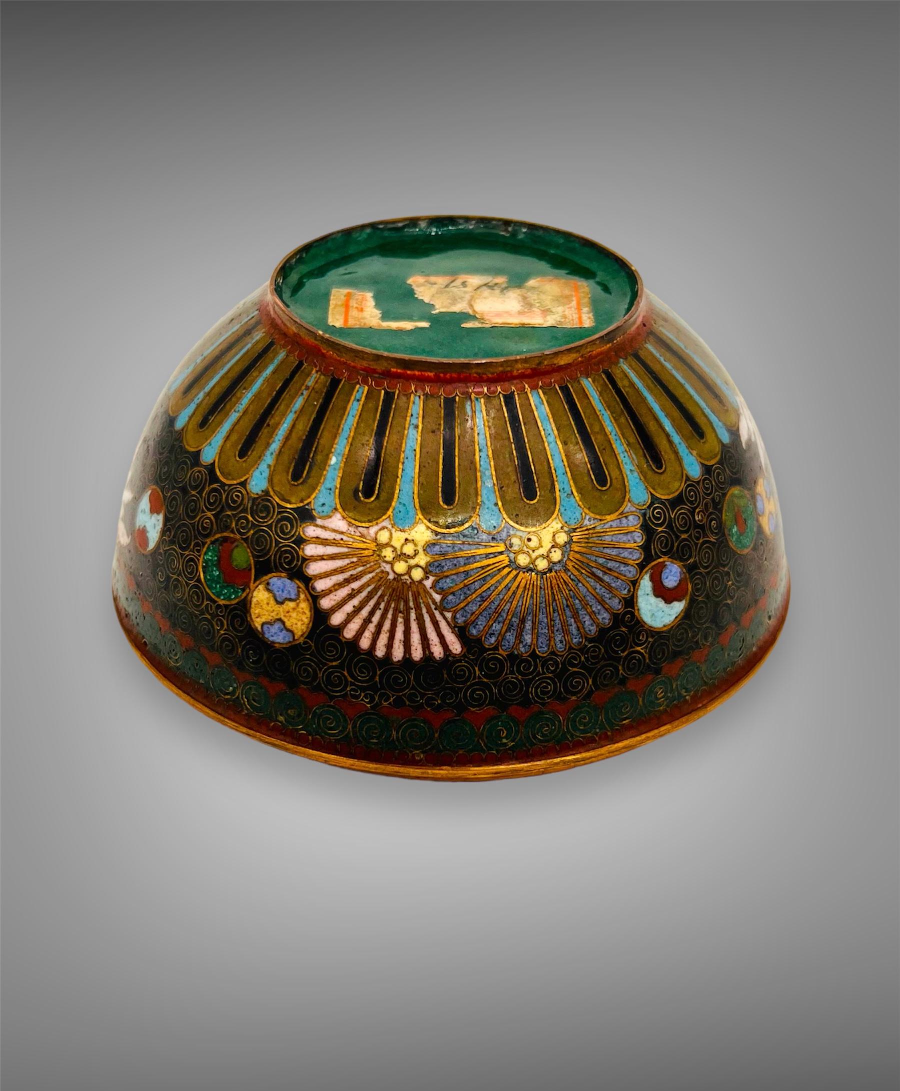 ANTIKE JAPANISCHE CLOISONNÉ-EMAILLE, RUNDE, TIEFE KOBAKO-KOGO-DOSE MIT DECKEL. 19. Jh. (Cloisonné) im Angebot