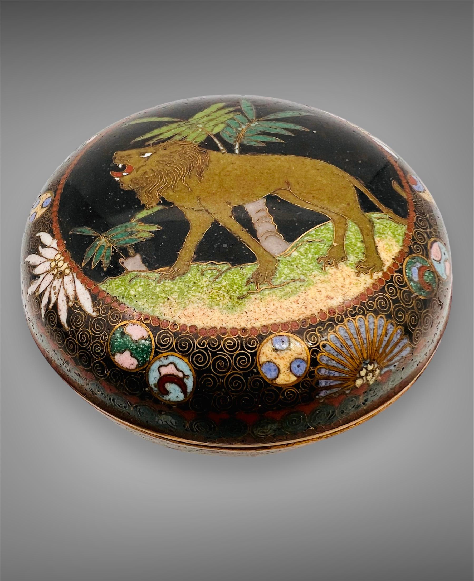 ANTIKE JAPANISCHE CLOISONNÉ-EMAILLE, RUNDE, TIEFE KOBAKO-KOGO-DOSE MIT DECKEL. 19. Jh. (Emaille) im Angebot