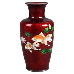 Antico vaso giapponese smaltato Cloisonne con decorazione di pesci Koi C1930