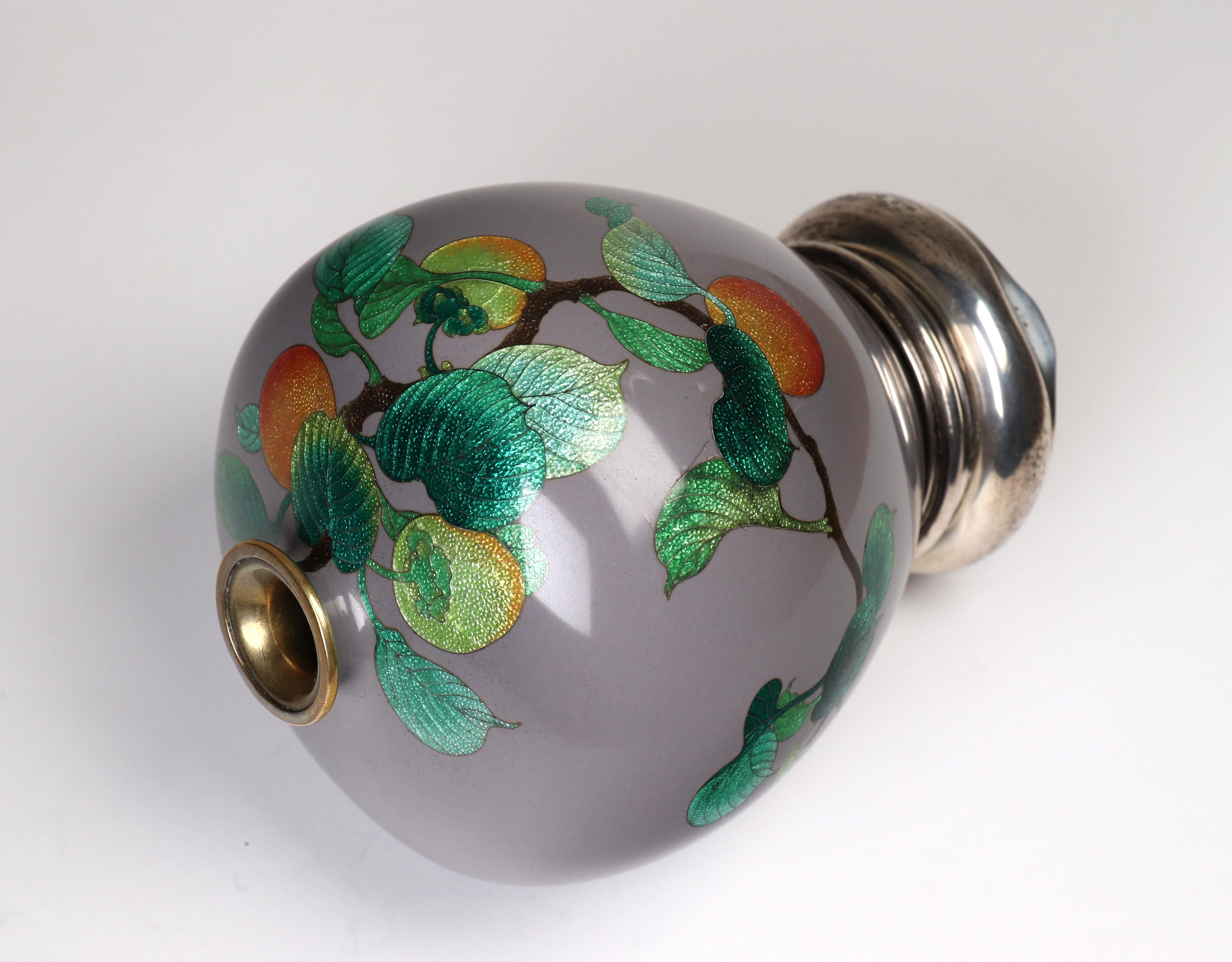 Antiguo jarrón japonés de cloisonné.

Elaborado con la técnica Ginbari, representa un ramito de frutas.

En soporte de plata inglesa hecho a medida con punzones.

La marca JG&S hace referencia a John Grinsell & Sons, una empresa de Birmingham