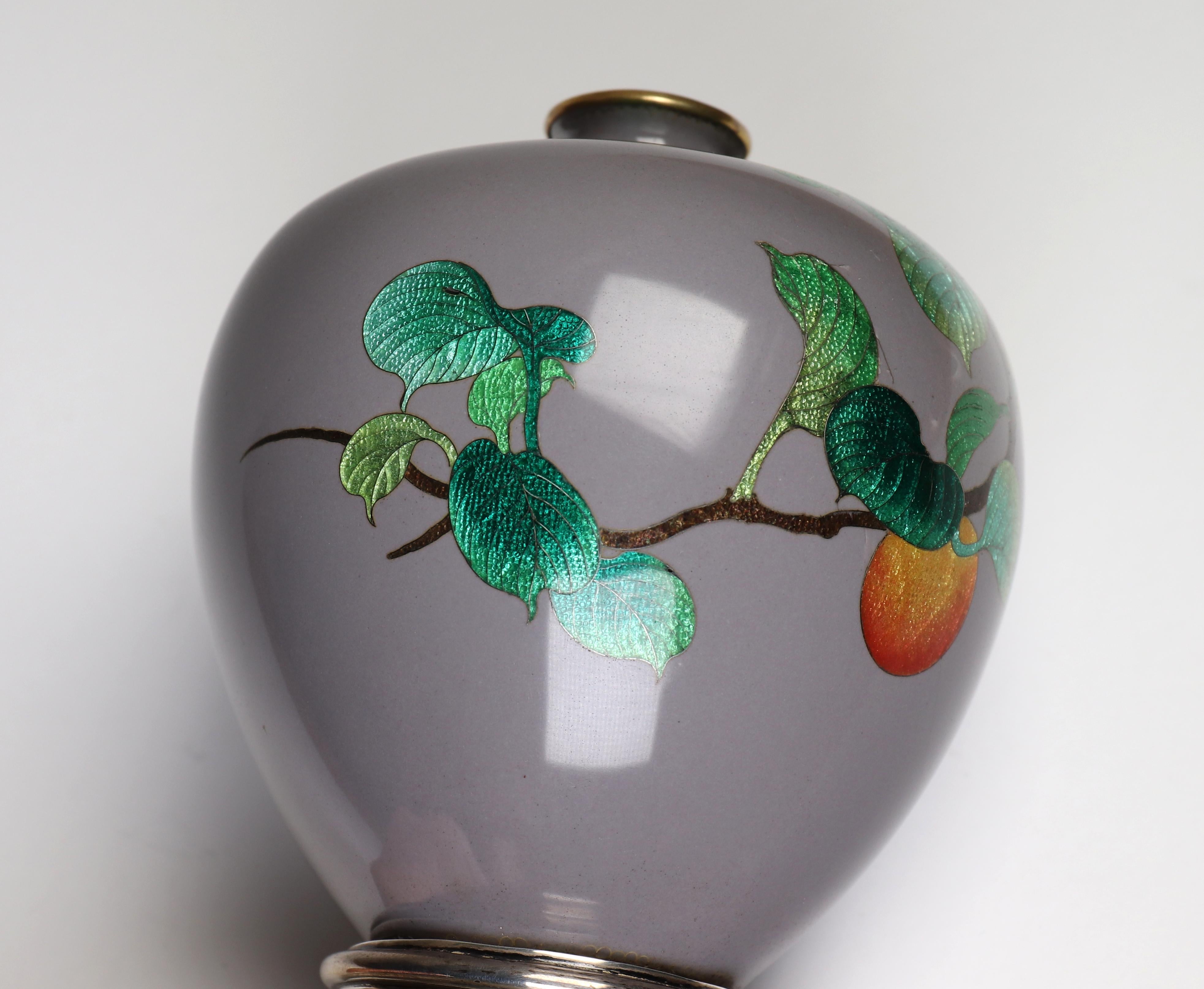 Antiguo Jarrón Ginbari Japonés de Cloisonné sobre Soporte de Plata Japonismo en venta