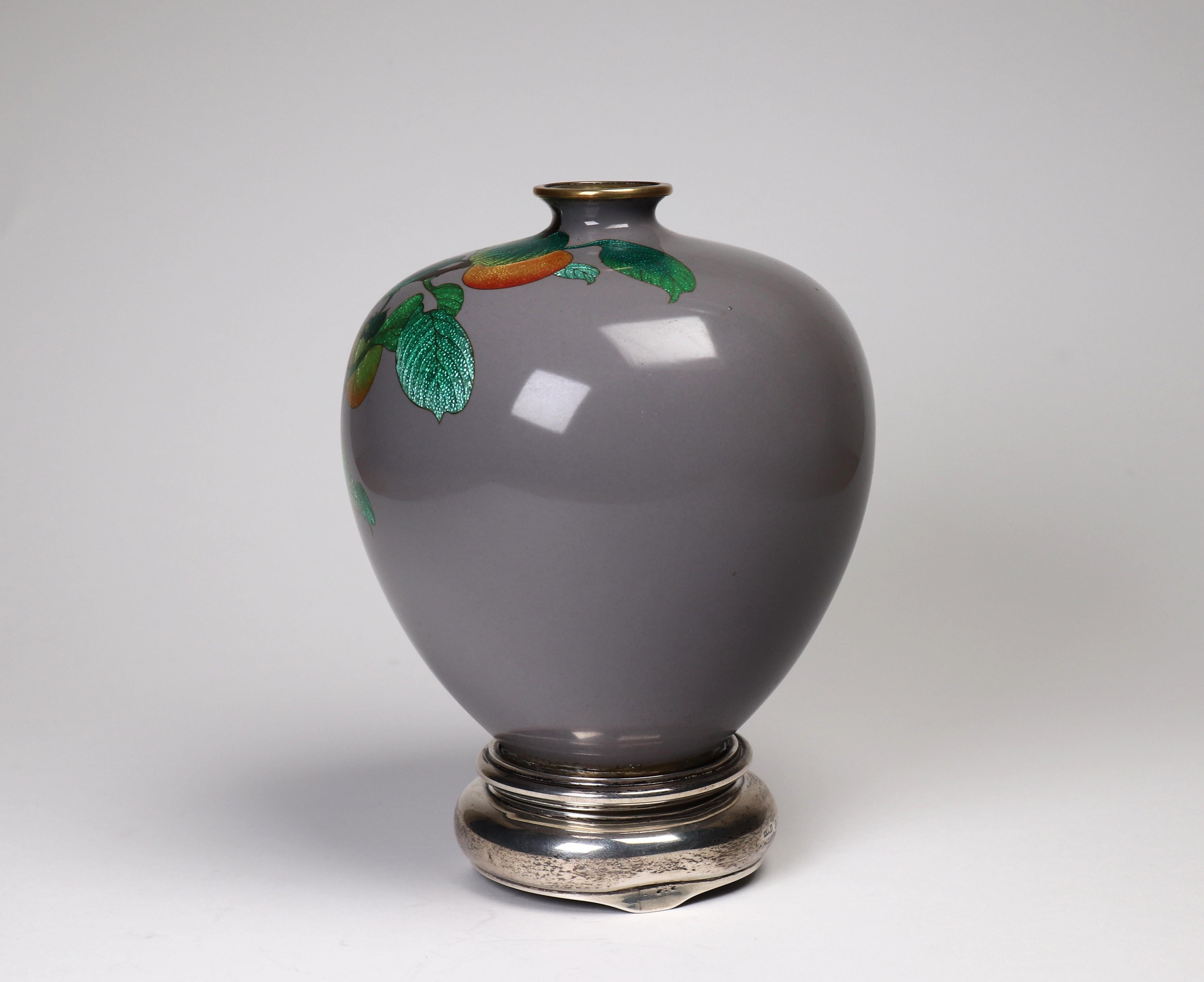 Antiguo Jarrón Ginbari Japonés de Cloisonné sobre Soporte de Plata siglo XIX en venta