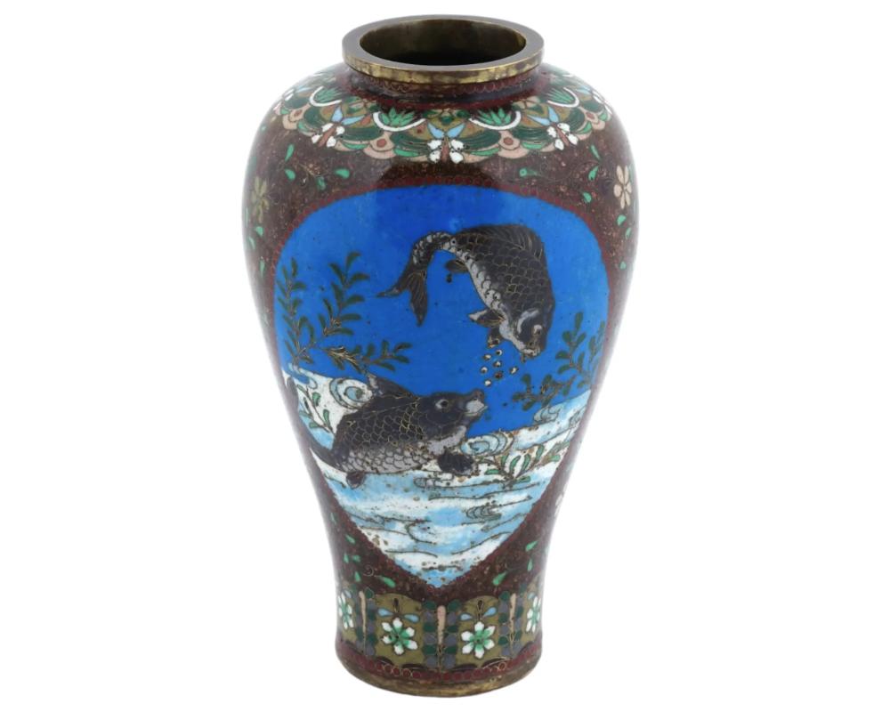Vaso giapponese d'epoca in rame smaltato e dorato. Il vaso a forma di Amphora è smaltato con medaglioni policromi che raffigurano pesci in uno stagno e una mantide in mezzo a fiori sbocciati, circondati da motivi floreali e di fogliame realizzati