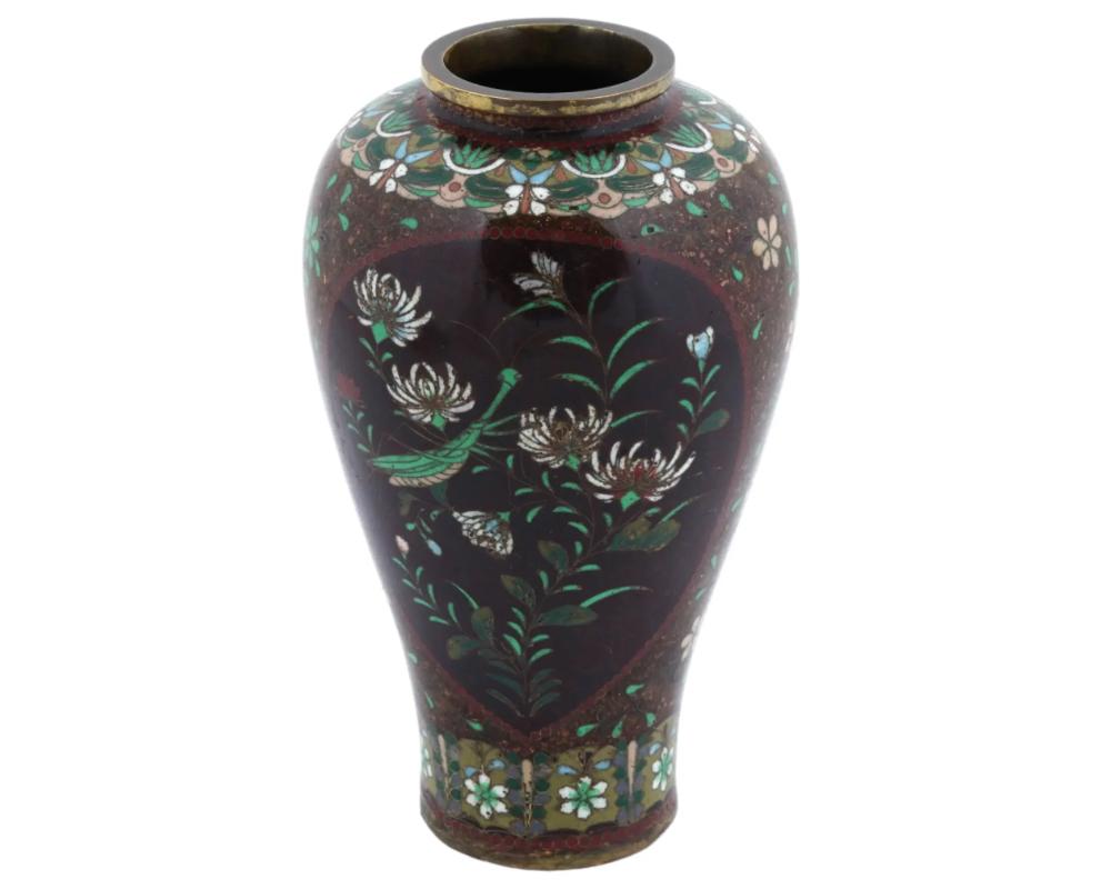 Meiji Antico vaso giapponese a forma di mantide e pesce smaltato in pietra d'oro Cloisonne in vendita