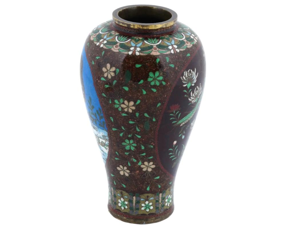 Giapponese Antico vaso giapponese a forma di mantide e pesce smaltato in pietra d'oro Cloisonne in vendita