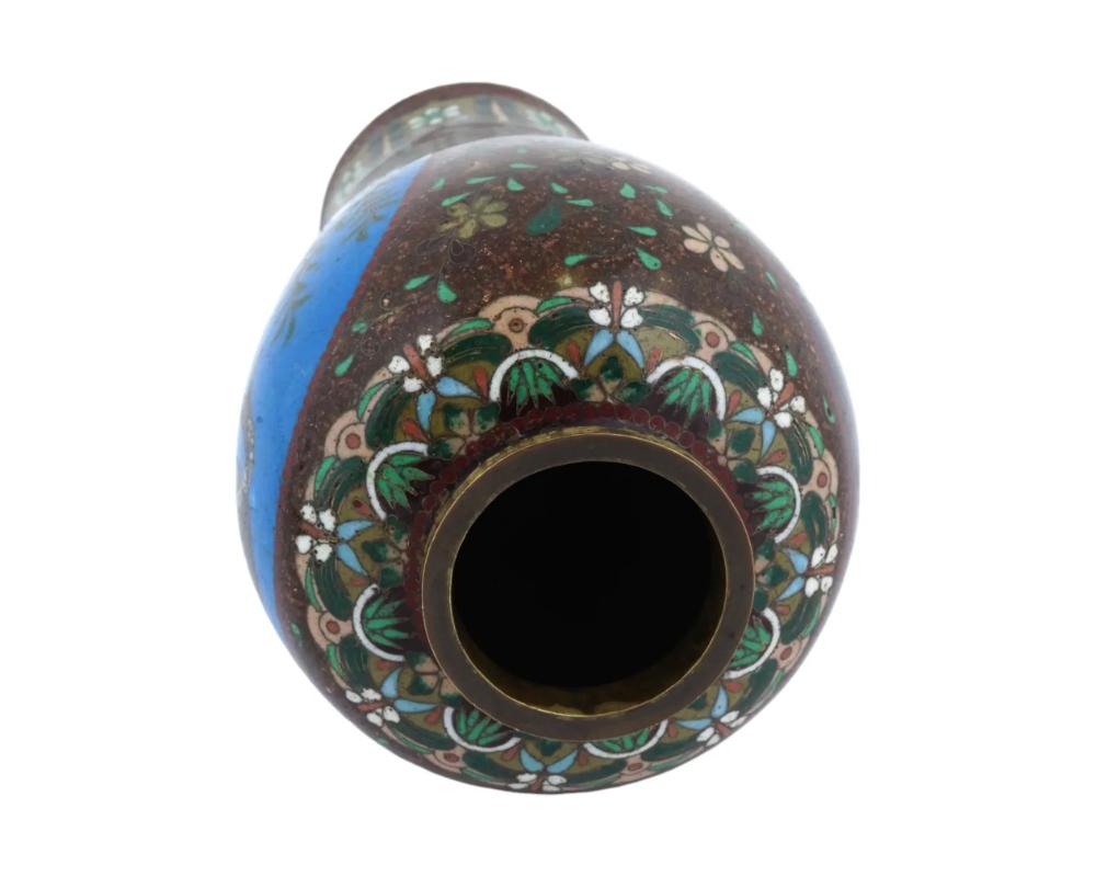 Cloisonné Antico vaso giapponese a forma di mantide e pesce smaltato in pietra d'oro Cloisonne in vendita