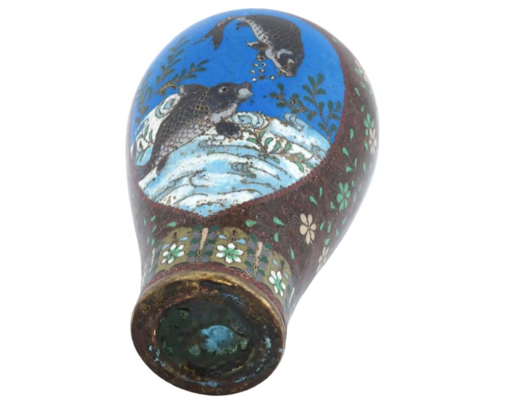 Antico vaso giapponese a forma di mantide e pesce smaltato in pietra d'oro Cloisonne In condizioni buone in vendita a New York, NY