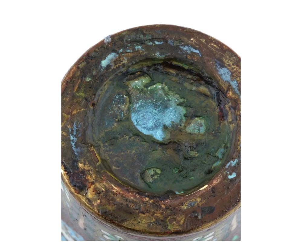 XIX secolo Antico vaso giapponese a forma di mantide e pesce smaltato in pietra d'oro Cloisonne in vendita