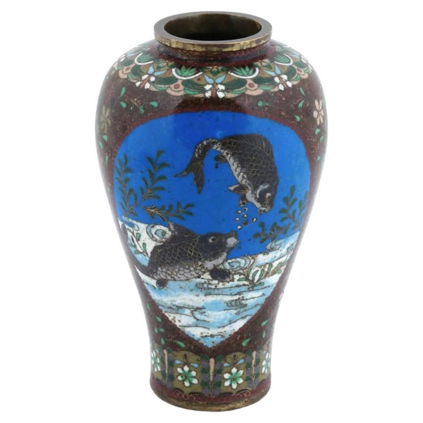 Antiguo Jarrón Japonés de Cloisonné con Esmalte de Piedra Dorada en Forma de Pez y Ánfora de Mantis