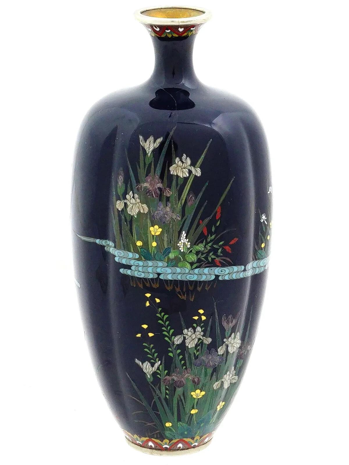 Japonais Vase floral japonais ancien en émail bleu nuit cloisonné avec grues Hayashi en vente