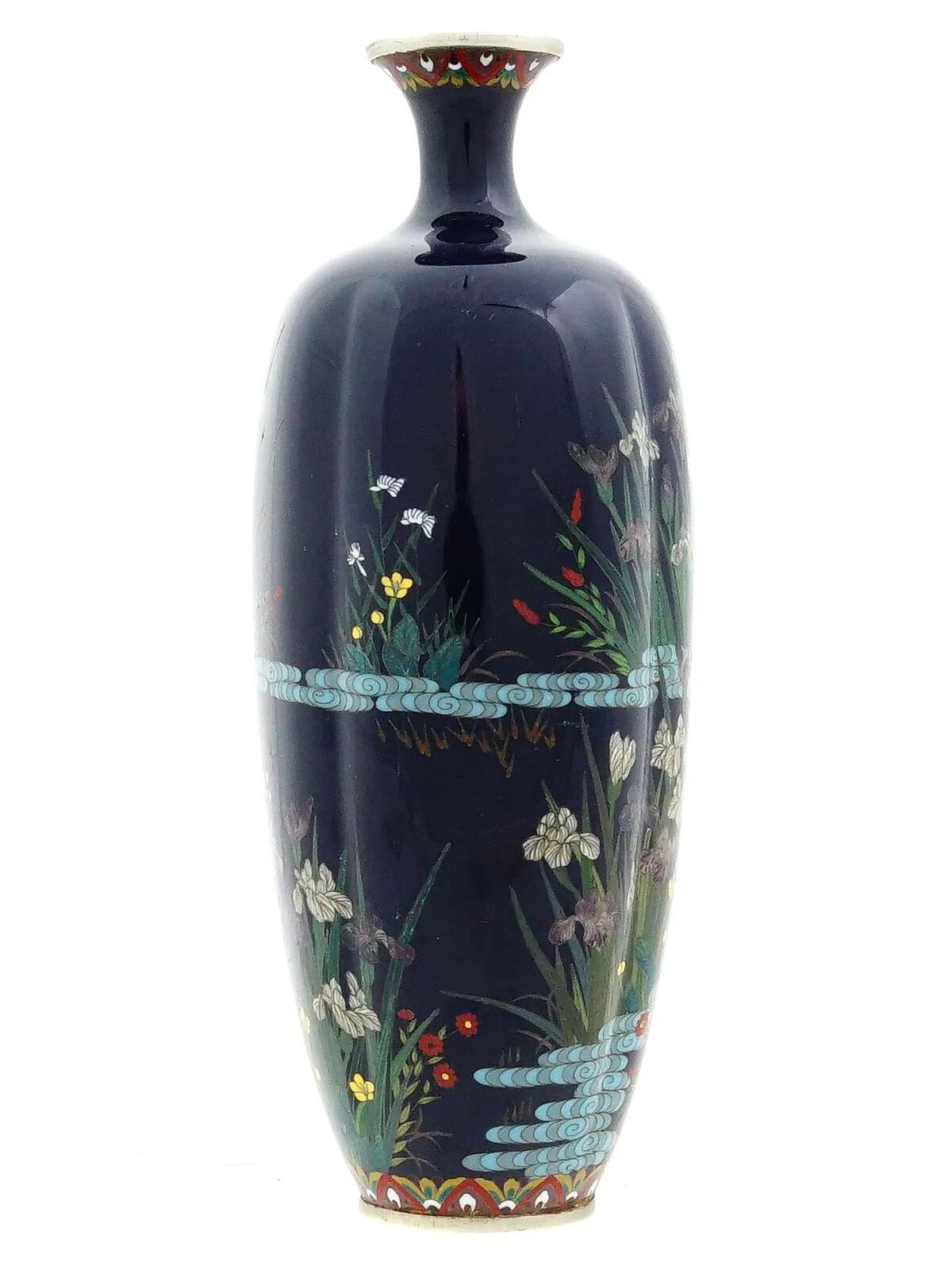 Cloisonné Vase floral japonais ancien en émail bleu nuit cloisonné avec grues Hayashi en vente