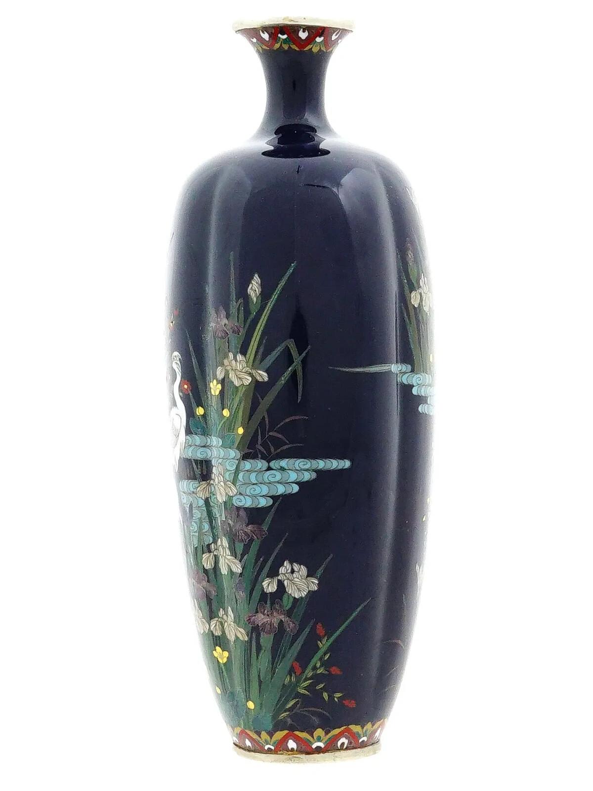Vase floral japonais ancien en émail bleu nuit cloisonné avec grues Hayashi Bon état - En vente à Queens, NY