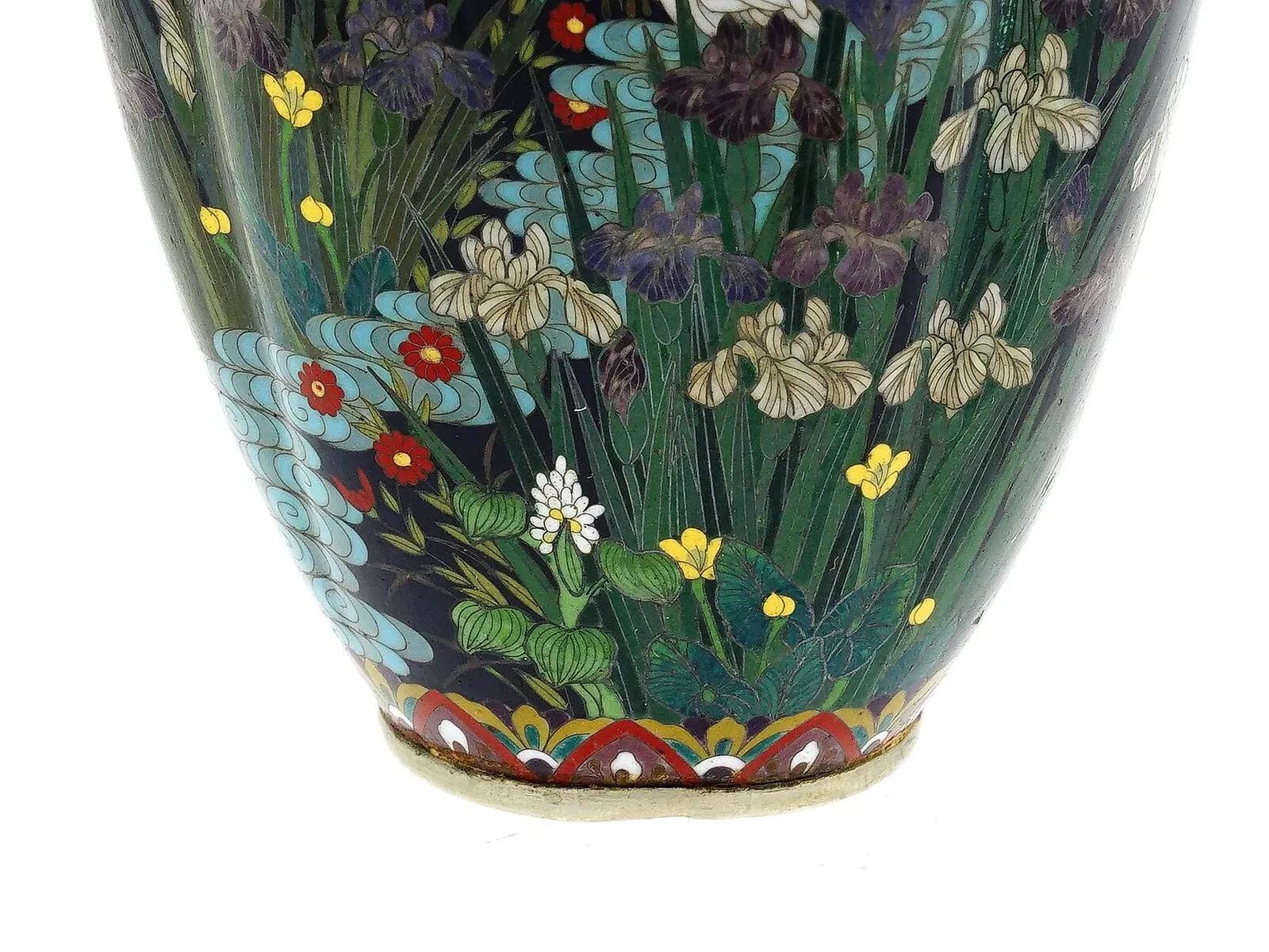 Vase floral japonais ancien en émail bleu nuit cloisonné avec grues Hayashi en vente 1