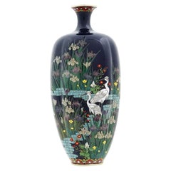 Vase floral japonais ancien en émail bleu nuit cloisonné avec grues Hayashi