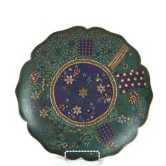 Antiguo Cargador Japonés de Cloisonné con Borde Festoneado y Diseño Floral Geométrico