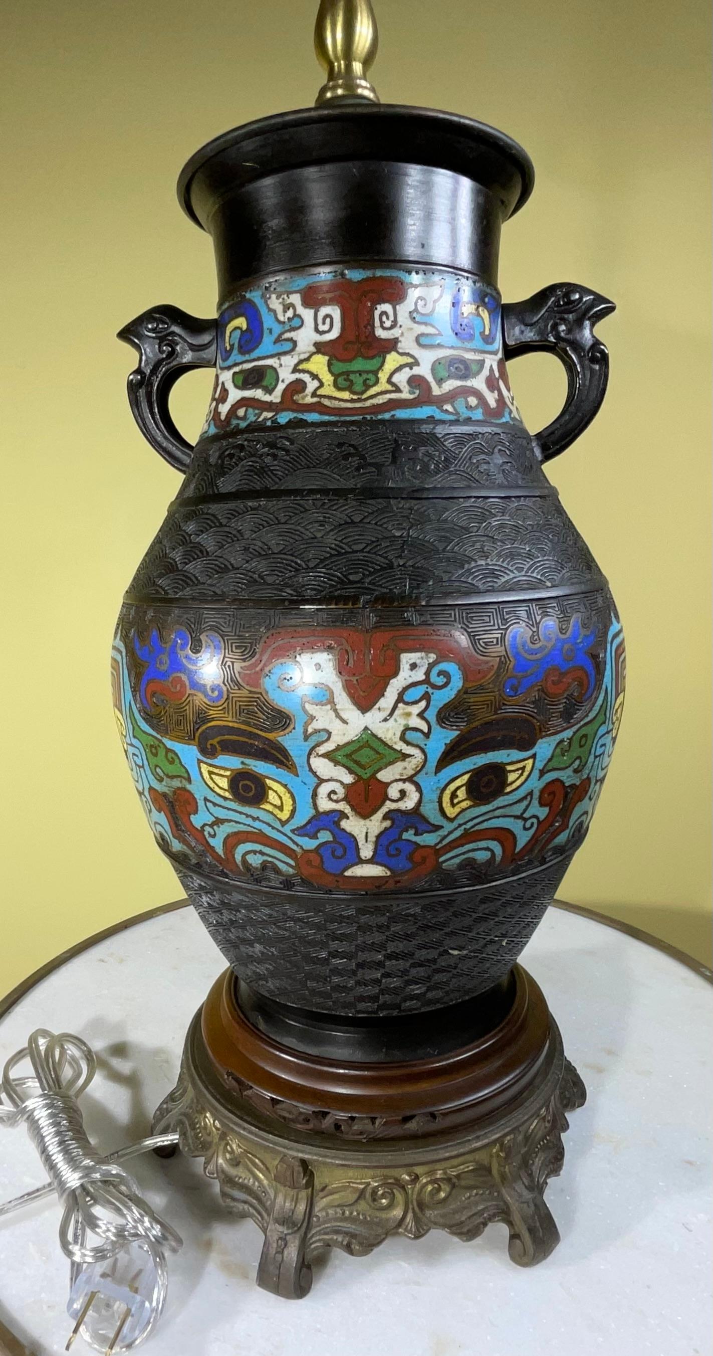 20ième siècle Lampe de bureau japonaise d'antiquités en cloisonné en vente