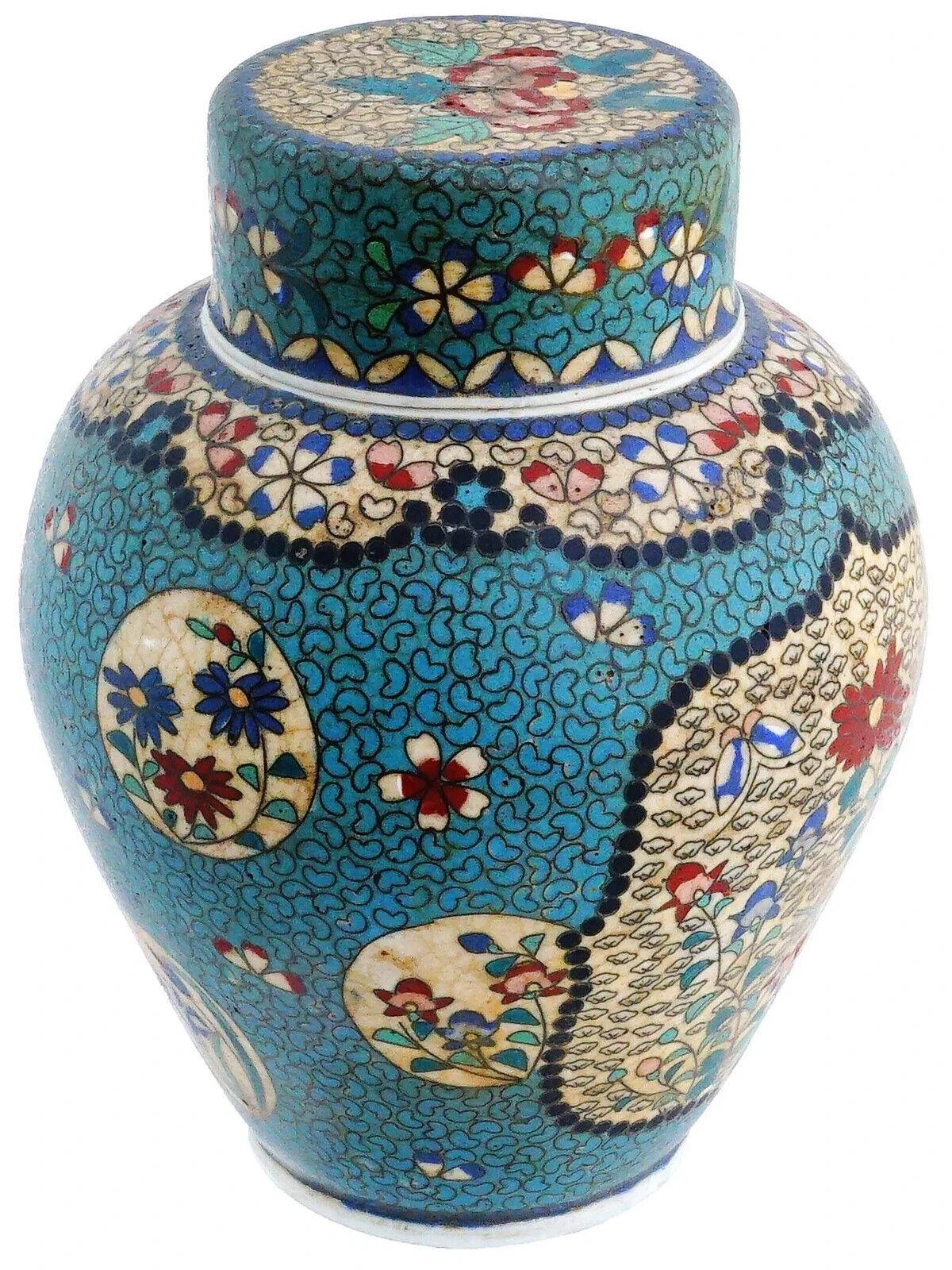 Jarra de jengibre japonesa cubierta de esmalte Totai sobre porcelana. La vajilla está esmaltada con medallones policromos que representan flores en flor rodeadas de ornamentos florales, foliares y geométricos realizados con la técnica cloisonné. La