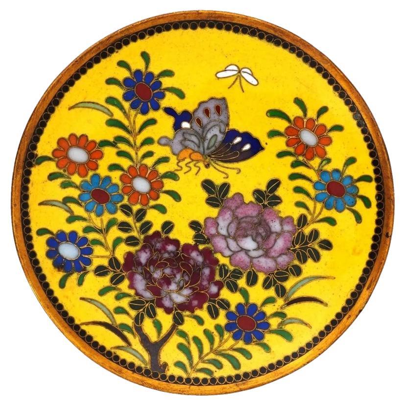 Assiette papillon japonaise ancienne en émail jaune cloisonné en vente