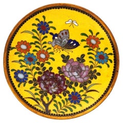 Antiker japanischer Cloisonné-Teller mit gelbem Emaille-Schmetterling