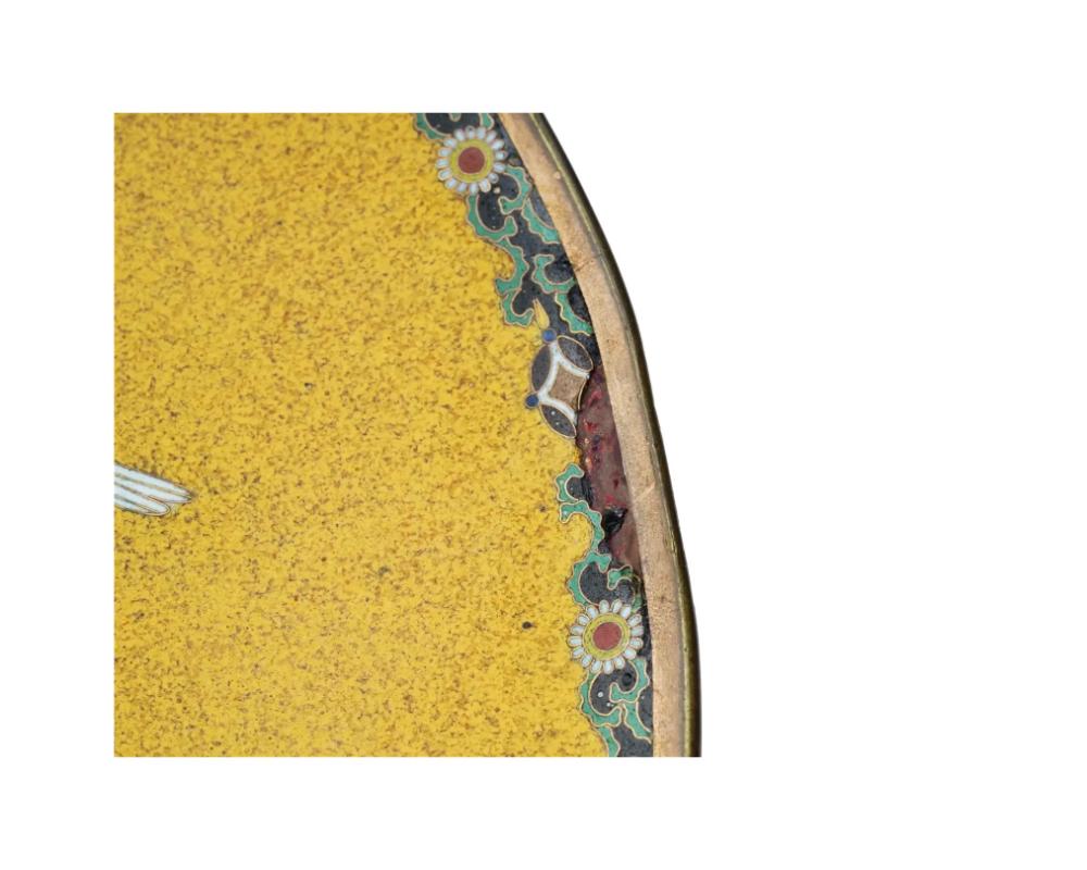 Cloisonné Ancienne assiette japonaise en émail jaune cloisonné avec moineaux volants en vente
