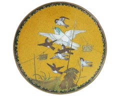 Antiker japanischer Cloisonné-Teller mit gelber Emaille und fliegenden Spatzen