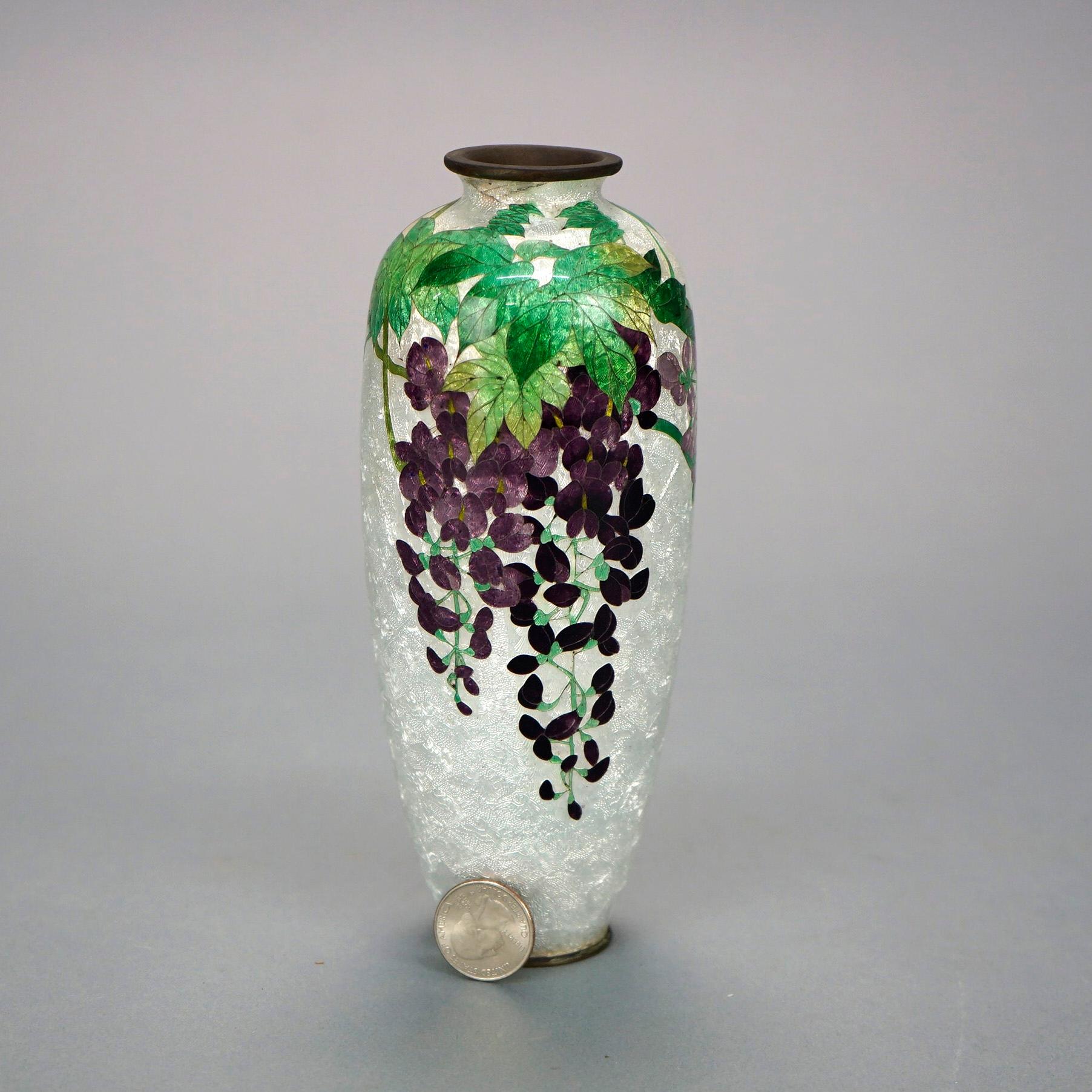Giapponese Antico vaso giapponese Cloissone smaltato Meiji con fiori Circa 1900 in vendita