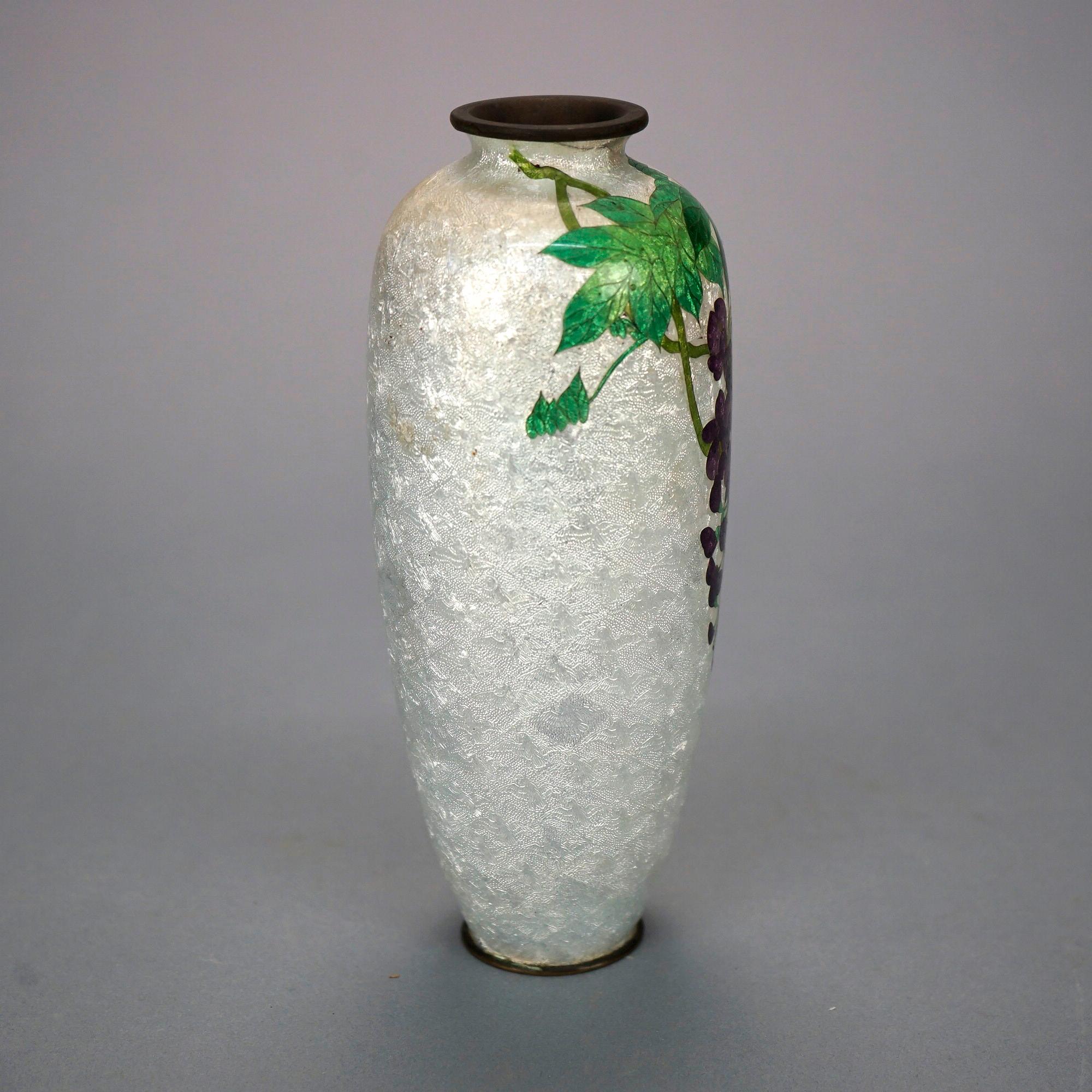 Antico vaso giapponese Cloissone smaltato Meiji con fiori Circa 1900 In condizioni buone in vendita a Big Flats, NY